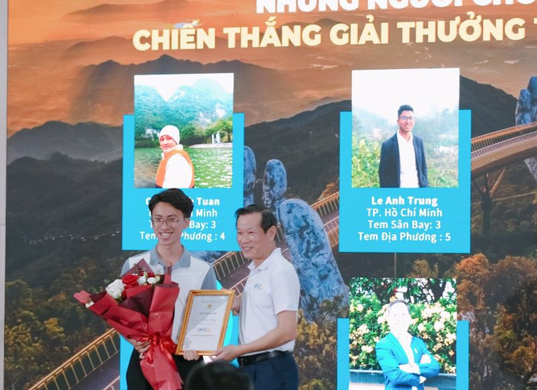 Lãnh đạo Vietnam Airlines trao giải cho người chơi xuất sắc chinh phục chặng đường đầu tiên của One S.