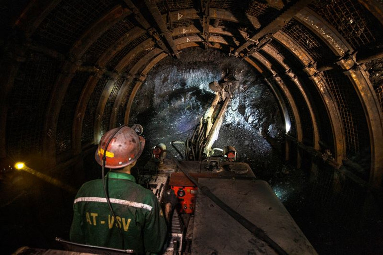 TKV đã dành nguồn lực lớn để cải thiện điều kiện làm việc, đi lại, vận chuyển cho thợ lò, nâng cao thời gian sản xuất hữu ích trong ca, giải phóng sức lao động cho công nhân, tạo điều kiện tối đa để người lao động nâng cao năng suất và tăng thu nhập.