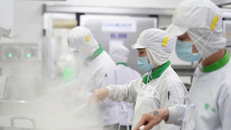 Quá trình nấu được kiểm soát nghiêm ngặt ở các khâu theo tiêu chuẩn suất ăn hàng không.