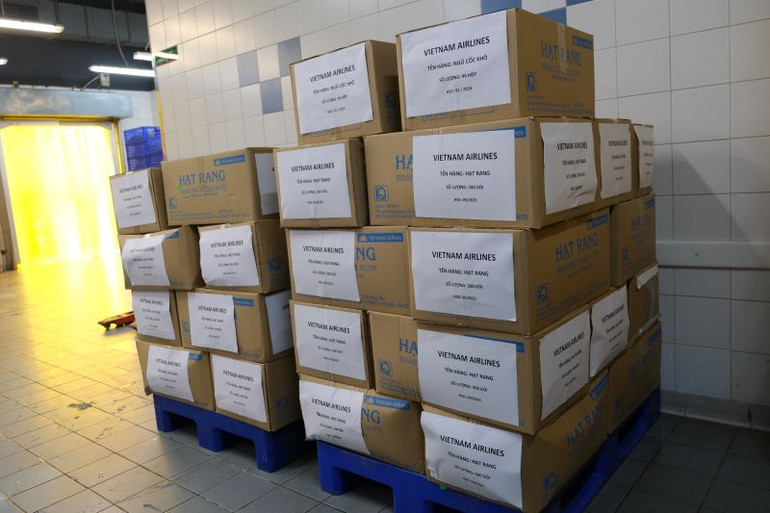 Vietnam Airlines bàn giao cho VietHarvest hơn 20.000 gói hạt rang, 600 bánh đóng gói các loại và gần 350 hộp ngũ cốc để chuyển tới các tổ chức, cá nhân có hoàn cảnh khó khăn.