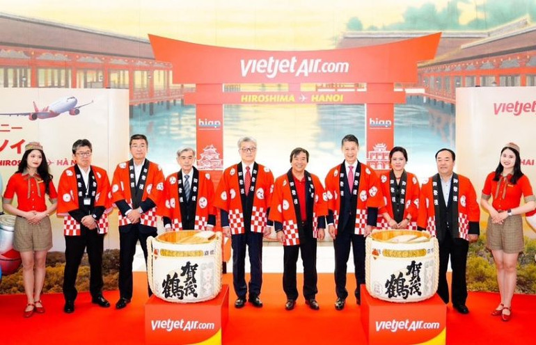 Các đại biểu thực hiện nghi thức Kagami biraki khai trương đường bay đầu tiên giữa Hiroshima và Hà Nội.