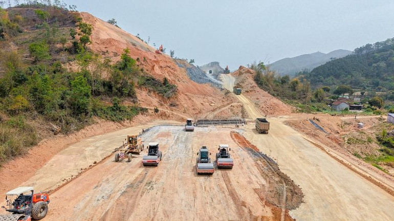 Các nhà thầu tổ chức 78 mũi thi công tại dự án đường cao tốc Hữu Nghị-Chi Lăng; huy động 1.955 kỹ sư, nhân công, 727 thiết bị trên toàn công trường, hiện sản lượng dự án đạt hơn 800 tỷ đồng (hơn 12,3%).