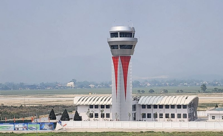 Công trình được xây dựng trên tổng diện tích 6.150m2, nổi bật là Tháp không lưu cao 36m, cách điệu hình dáng 5 cánh hoa ban.