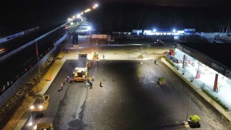 Khẩn trương thi công các hạng mục thiết yếu trạm dừng nghỉ tạm phục vụ nhu cầu người dân.