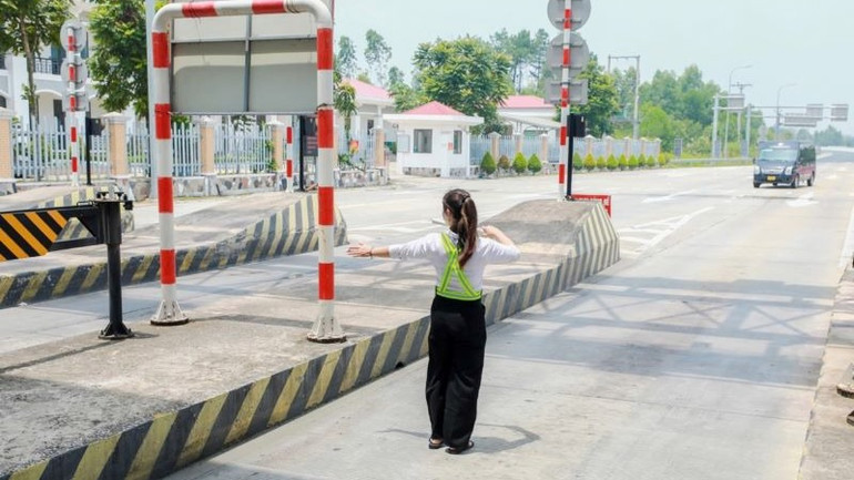 Nữ nhân viên trạm thu phí đường cao tốc Bắc Giang-Lạng Sơn có nhiệm vụ báo cáo tình hình lưu lượng phương tiện, phối hợp với lực lượng chức năng, xử lý các tình huống khẩn cấp. Nữ nhân viên trạm thu phí đường cao tốc Bắc Giang-Lạng Sơn có nhiệm vụ báo cáo tình hình lưu lượng phương tiện, phối hợp với lực lượng chức năng, xử lý các tình huống khẩn cấp.