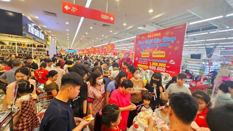 Không khí mua sắm nhộn nhịp chuẩn bị cho Đại lễ đang diễn ra tại siêu thị GO! Hạ Long. Không khí mua sắm nhộn nhịp chuẩn bị cho Đại lễ đang diễn ra tại siêu thị GO! Hạ Long.