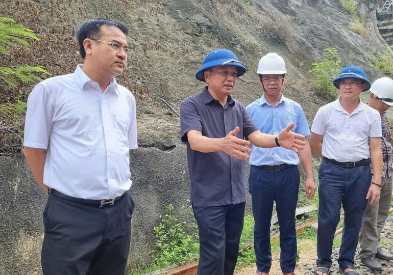 Thứ trưởng Giao thông vận tải Nguyễn Danh Huy (áo sẫm) trực tiếp chỉ đạo khắc phục sự cố tại hiện trường.