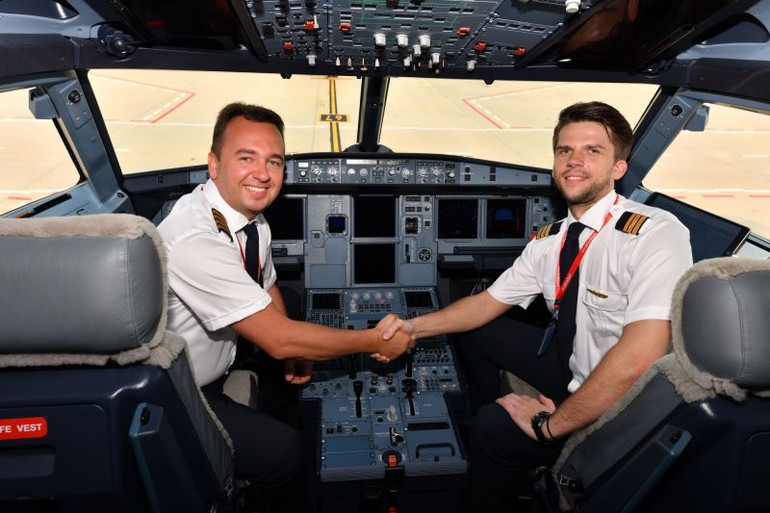 Tại Vietjet, người lao động có chế độ chăm sóc sức khoẻ, khám chữa bệnh thường niên cũng như các chương trình đào tạo thường xuyên, liên tục.