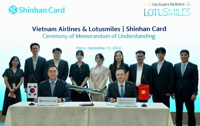Tấm thẻ “2 trong 1” mở ra cho người dùng rất nhiều cơ hội, không chỉ tiếp cận với các dịch vụ thanh toán tiện lợi của ngân hàng Shinhan, mà còn có thể trải nghiệm các đặc quyền về dịch vụ hàng không của Vietnam Airlines. Tấm thẻ “2 trong 1” mở ra cho người dùng rất nhiều cơ hội, không chỉ tiếp cận với các dịch vụ thanh toán tiện lợi của ngân hàng Shinhan, mà còn có thể trải nghiệm các đặc quyền về dịch vụ hàng không của Vietnam Airlines.