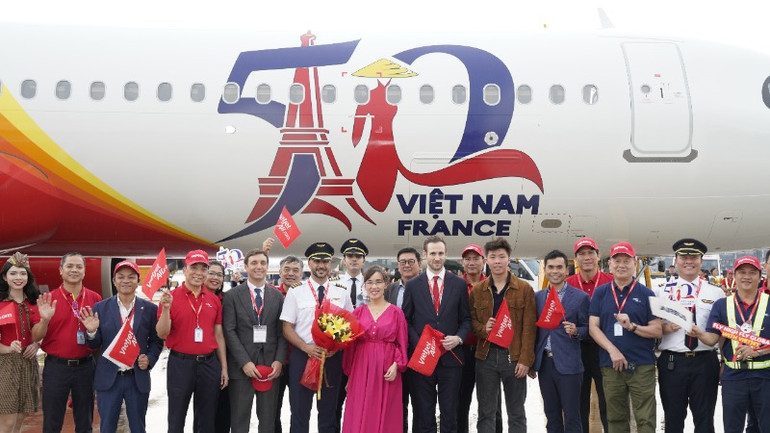 Nữ tỷ phú Phương Thảo đầu tư xây dựng đội tàu bay hùng mạnh mang quốc tịch Việt Nam, góp phần cho một Việt Nam hùng cường. Nữ tỷ phú Phương Thảo đầu tư xây dựng đội tàu bay hùng mạnh mang quốc tịch Việt Nam, góp phần cho một Việt Nam hùng cường.