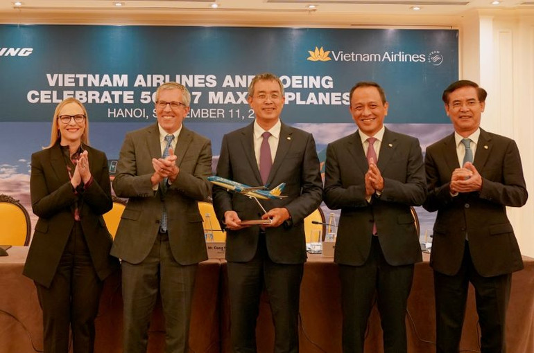 Đại diện Vietnam Airlines và Tập đoàn Boeing ký bản ghi nhớ chào bán 50 máy bay Boeing 737 MAX. Đại diện Vietnam Airlines và Tập đoàn Boeing ký bản ghi nhớ chào bán 50 máy bay Boeing 737 MAX.