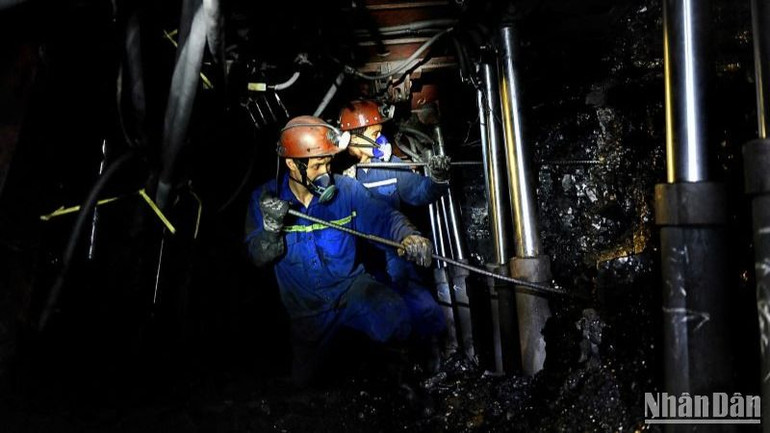 Công ty Than Thống Nhất áp dụng công nghệ hiện đại trong khai thác than.