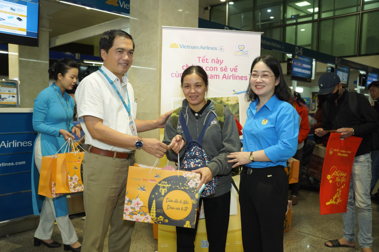 Bà Nguyễn Kim Loan, Chủ tịch Liên đoàn Lao động tỉnh Bình Dương, kiêm Ủy viên Đoàn Chủ tịch Tổng Liên đoàn Lao động Việt Nam (bên phải) đến tham dự, động viên tinh thần của người lao động.