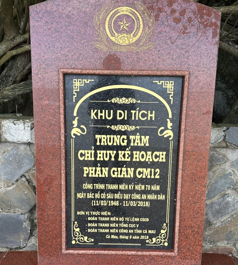 Bia di tích Trung tâm chỉ huy Kế hoạch Phản gián CM12. Bia di tích Trung tâm chỉ huy Kế hoạch Phản gián CM12.