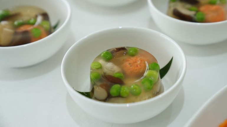 Mọc vân ám (hay còn gọi là mọc ngũ sắc) - món ăn cổ truyền của Hà Nội, một thức ngon nhưng đã bị mai một ít nhiều.