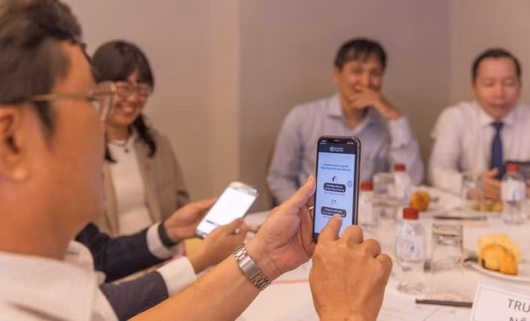 Các đại biểu dùng thử ứng dụng WHO eyes.