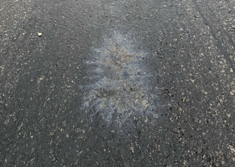 Trong quá trình lưu thông, lốp xe cuốn đi hóa chất và lớp bê-tông nhựa bị phân hủy, chỉ còn trơ lại mặt đá. Trong quá trình lưu thông, lốp xe cuốn đi hóa chất và lớp bê-tông nhựa bị phân hủy, chỉ còn trơ lại mặt đá.