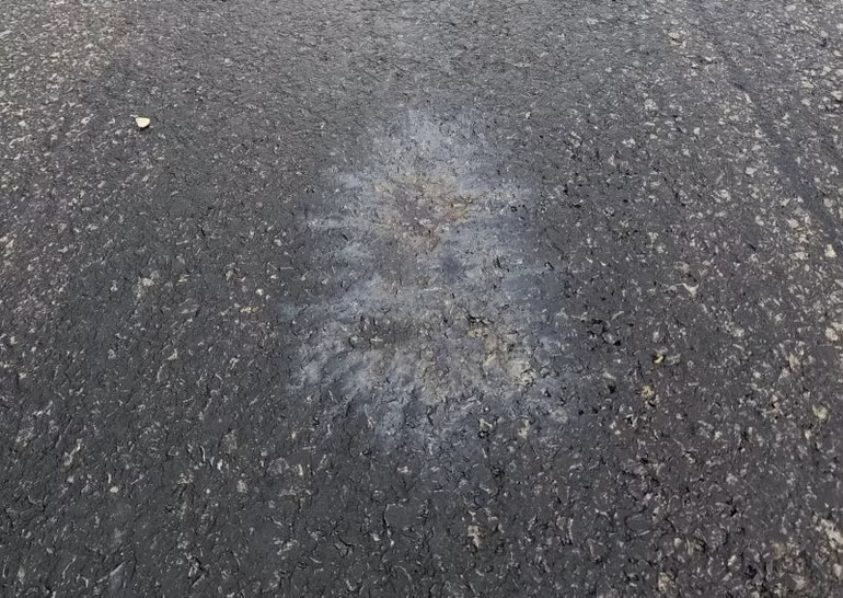 Trong quá trình lưu thông, lốp xe cuốn đi hóa chất và lớp bê-tông nhựa bị phân hủy, chỉ còn trơ lại mặt đá. Trong quá trình lưu thông, lốp xe cuốn đi hóa chất và lớp bê-tông nhựa bị phân hủy, chỉ còn trơ lại mặt đá.