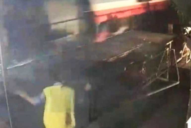 Anh Dũng kịp thời cứu người đàn ông có ý định lao vào đoàn tàu.