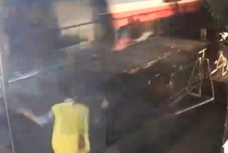 Anh Dũng kịp thời cứu người đàn ông có ý định lao vào đoàn tàu. Anh Dũng kịp thời cứu người đàn ông có ý định lao vào đoàn tàu.