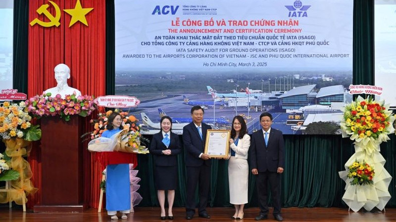 Đại diện lãnh đạo IATA trao chứng nhận ISAGO cho đại diện lãnh đạo Cảng Hàng không quốc tế Phú Quốc.