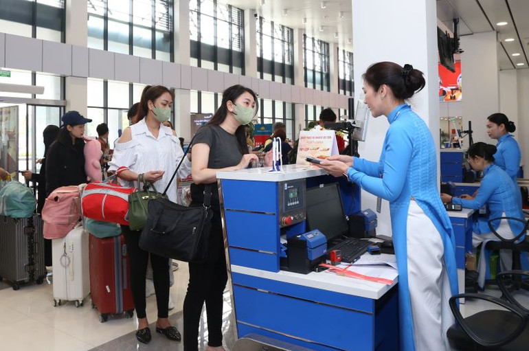 Du khách làm thủ tục thuận tiện, nhanh chóng tại cảng hàng không Điện Biên.