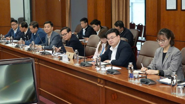 Ông Tô Tử Hà, Giám đốc Cảng Hàng không quốc tế Nội Bài (thứ 2 từ phải sang) phát biểu ý kiến chỉ đạo.