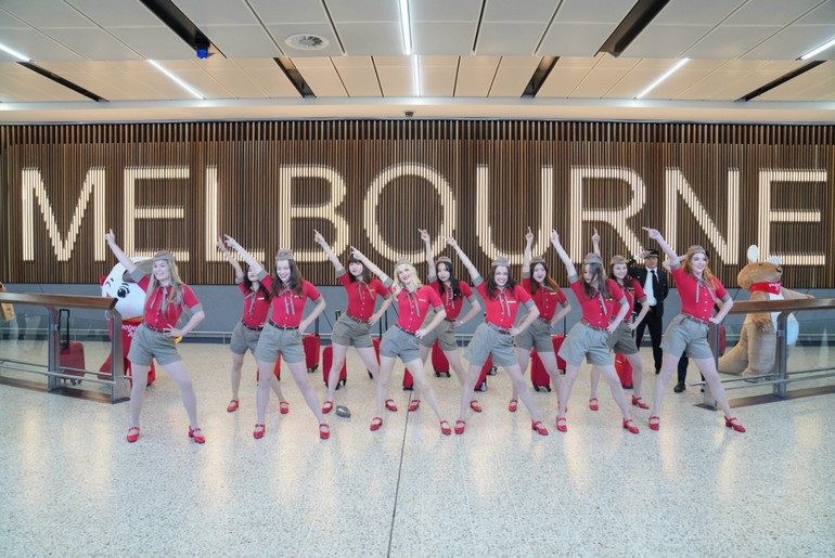 Các phi công, tiếp viên Vietjet trình diễn nhảy flashmob tại sân bay Melbourne. Các phi công, tiếp viên Vietjet trình diễn nhảy flashmob tại sân bay Melbourne.