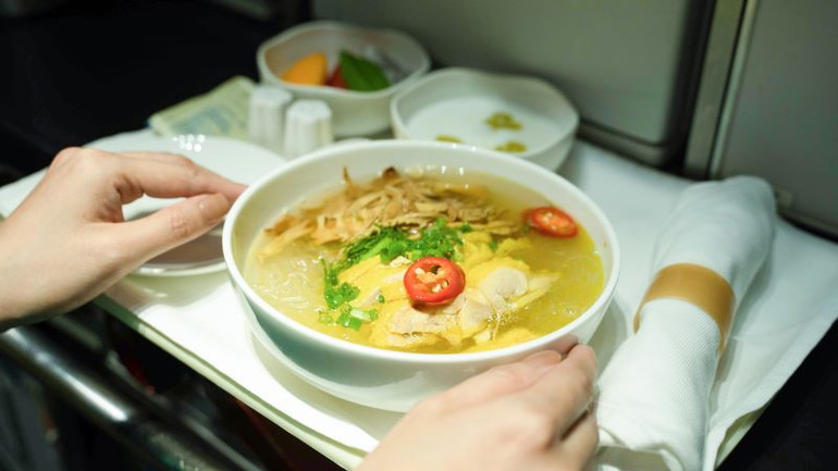 Món ăn mang hương vị Tết đã được Vietnam Airlines phục vụ trên tất cả các chuyến bay nội địa trong khung giờ bữa chính và chuyến bay quốc tế có phục vụ bữa ăn nóng.