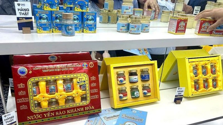 Sản phẩm nước yến sào thật và giả được trưng bày tại phòng triển lãm.