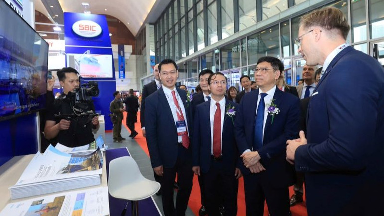 Lãnh đạo các bộ, ngành, cơ quan tham quan các gian trưng bày tại triển lãm.