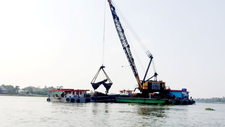 Khai thác vật liệu cát trên sông Hậu, phục vụ các dự án giao thông trọng điểm.