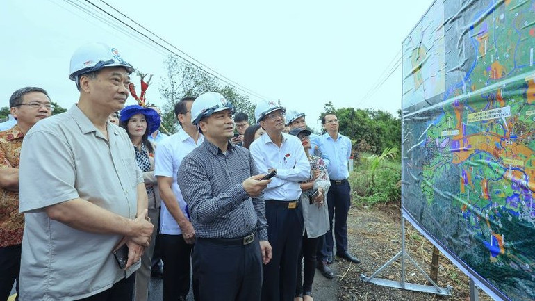 Đoàn công tác Ủy ban Kinh tế của Quốc hội khảo sát vị trí dự kiến đặt ga Nam Định trên tuyến đường sắt tốc độ cao.