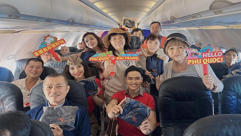 Trong nửa đầu năm 2024, Vietjet đã vận chuyển 13,1 triệu hành khách, khai thác 70.154 chuyến bay an toàn. Trong nửa đầu năm 2024, Vietjet đã vận chuyển 13,1 triệu hành khách, khai thác 70.154 chuyến bay an toàn.