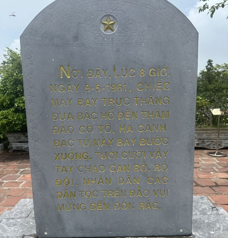 Tấm bia ghi dấu sự kiện Chủ tịch Hồ Chí Minh thăm đảo Cô Tô ngày 9/5/1961.