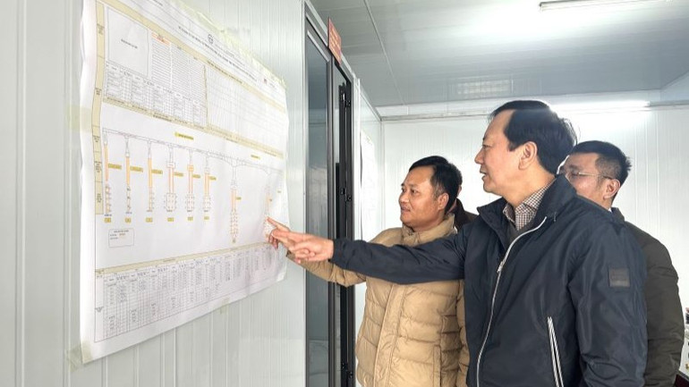 Ông Lương Văn Long, Trưởng Ban Điều hành, Giám đốc Quản lý dự án cầu Phong Châu (áo đen-giữa) bàn giải pháp tăng tốc tiến độ với nhà thầu thi công.