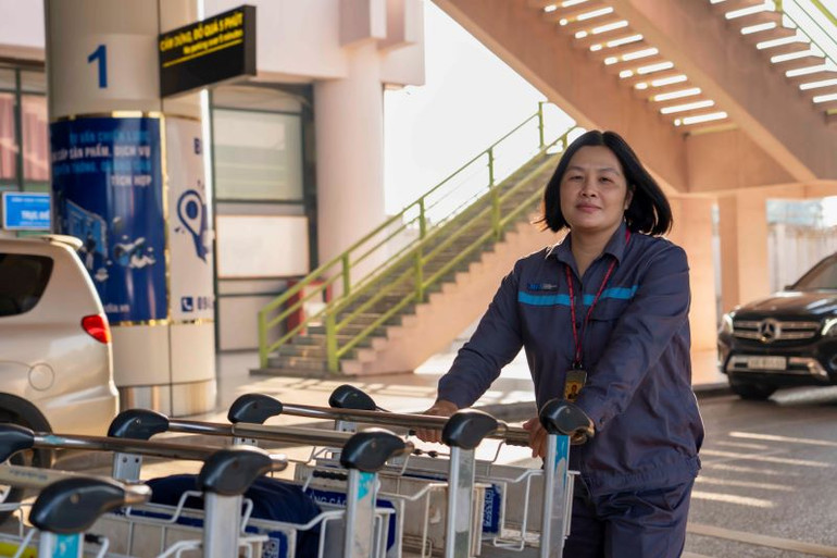 Chị Nguyễn Thị Thu, nhân viên Đội xe đẩy, Trung tâm Khai thác ga Nội Bài.