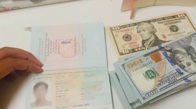 Số tiền trong ba lô lên tới hơn 15.000 USD.