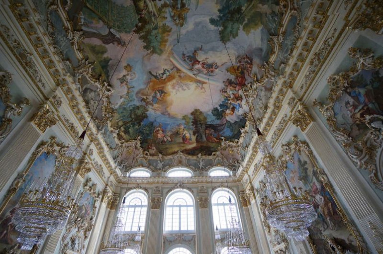 Bên trong tòa lâu đài