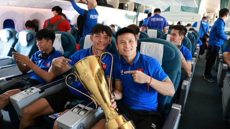 Đội tuyển bóng đá nam Việt Nam đã lên đường trở về nước trên chuyến bay VN610 hành trình Bangkok - Hà Nội của Hãng hàng không Quốc gia Vietnam Airlines.