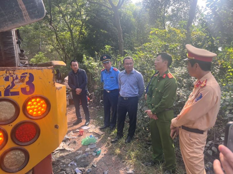 Đoàn công tác Ủy ban An toàn giao thông Quốc gia làm việc tại hiện trường.