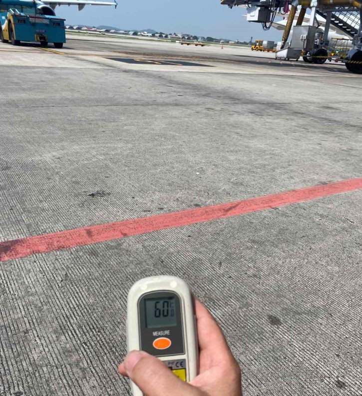 Nhiệt độ tại bề mặt sân đỗ tàu bay lúc 13 giờ 30 phút ngày 31/5 lên tới 60 độ C.