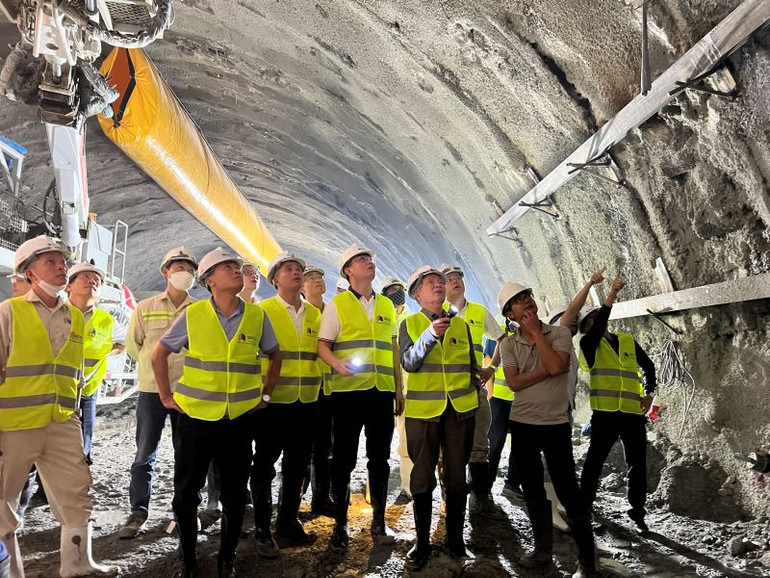 TS Nguyễn Thế Phùng (cầm đèn pin hàng đầu, thứ 2 từ phải sang) kiểm tra địa chất túi nước trong lòng hầm Núi Vung. TS Nguyễn Thế Phùng (cầm đèn pin hàng đầu, thứ 2 từ phải sang) kiểm tra địa chất túi nước trong lòng hầm Núi Vung.