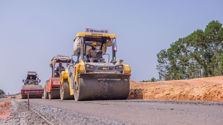 Hưởng ứng chiến dịch “500 ngày đêm hoàn thành 3.000km đường cao tốc bắc-nam vào năm 2025” do Thủ tướng Chính phủ phát động, các nhà thầu đã tăng cường nhân sự, máy móc thiết bị, tổ chức thi công xuyên lễ, Tết.