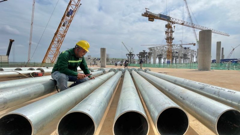 Nhiều gói thầu gặp khó khăn do chồng lấn công địa thi công, vật liệu xây dựng, nhân lực; tiến độ sản xuất, vận chuyển, lắp đặt thiết bị chuyên ngành hàng không lại phụ thuộc toàn bộ vào nhà sản xuất nước ngoài.