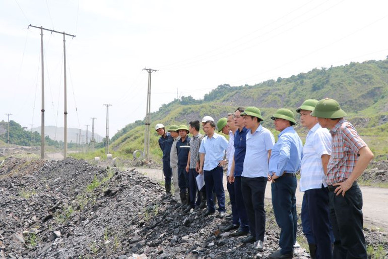 Phó Tổng Giám đốc Tập đoàn Nguyễn Huy Nam cùng các ban chuyên môn Tập đoàn kiểm tra công tác phòng, chống cơn bão số 3 tại Công ty than Dương Huy. Phó Tổng Giám đốc Tập đoàn Nguyễn Huy Nam cùng các ban chuyên môn Tập đoàn kiểm tra công tác phòng, chống cơn bão số 3 tại Công ty than Dương Huy.
