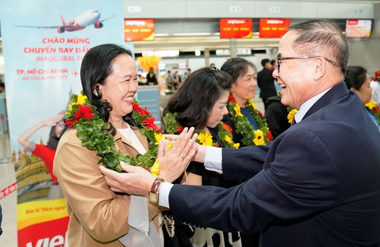 Phó Tổng lãnh sự Lào tại Thành phố Hồ Chí Minh Souvannaseng Amphay chúc mừng những hành khách đầu tiên trên chuyến bay Thành phố Hồ Chí Minh-Vientiane. Phó Tổng lãnh sự Lào tại Thành phố Hồ Chí Minh Souvannaseng Amphay chúc mừng những hành khách đầu tiên trên chuyến bay Thành phố Hồ Chí Minh-Vientiane.