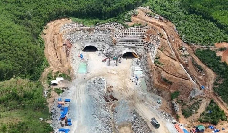 Thi công công trình hầm xuyên núi. Thi công công trình hầm xuyên núi.