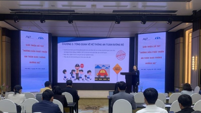 Chuyên gia an toàn giao thông giới thiệu tổng quan tài liệu.