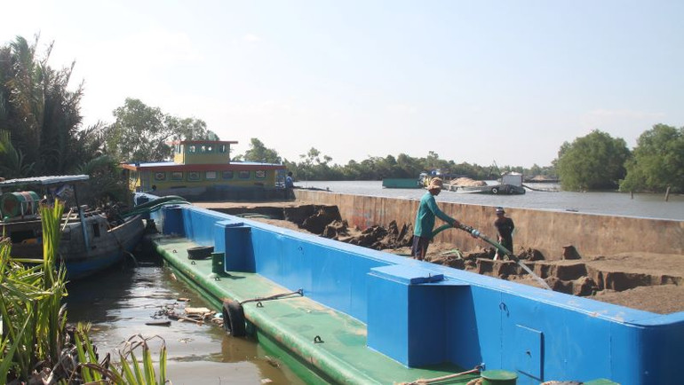 Khai thác cát phục vụ đắp nền đường cao tốc khu vực đồng bằng sông Cửu Long.